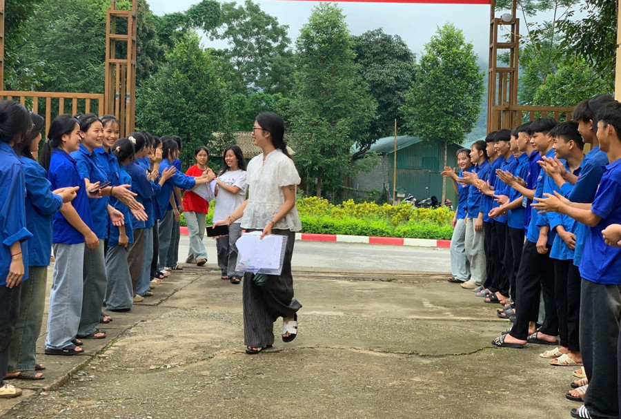 Đội tình nguyện tại điểm thi Trường PTDTNT THPT huyện Mường Ảng cổ vũ, động viên tinh thần thí sinh. 512485697-3949709265174465-3458704419857928172-n.jpg