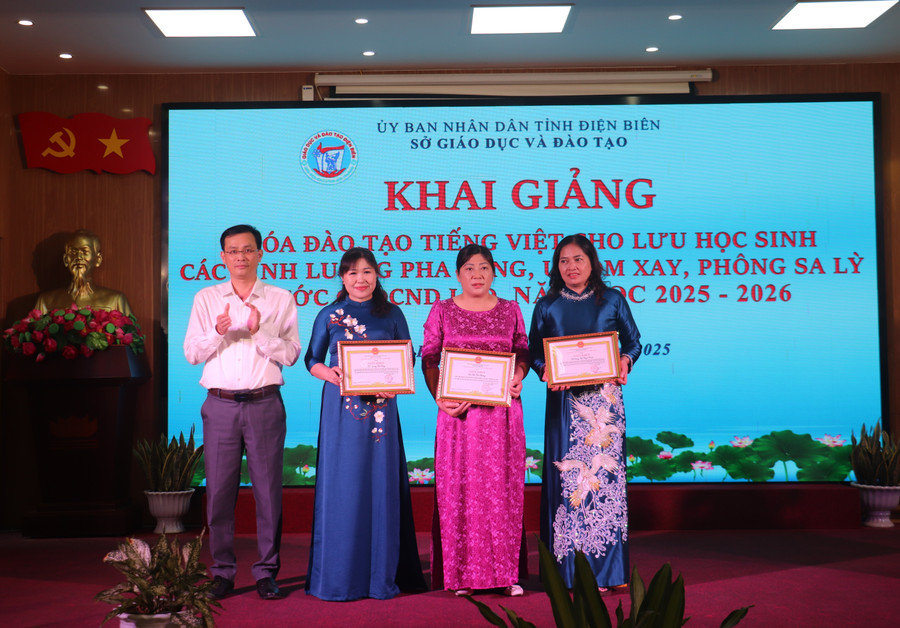 Trao Giấy khen của Sở GD&ĐT cho các giáo viên có thành tích xuất sắc trong công tác giảng dạy tiếng Việt cho lưu học sinh Lào năm học 2024 - 2025. tieng-viet-5.jpg