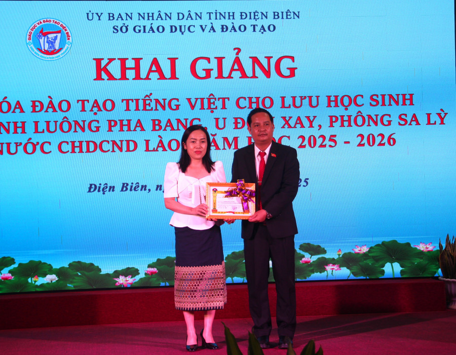 Trung tâm Giáo dục nghề nghiệp - Giáo dục thường xuyên 1 nhận Bằng khen của Tỉnh Trưởng tỉnh Phông Sa Lỳ. tieng-viet-3.jpg
