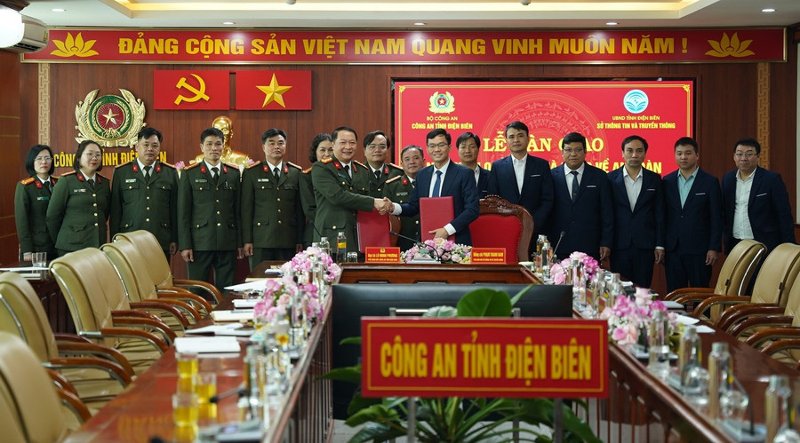 Công an tỉnh Điện Biên tiếp nhận nhiệm vụ quản lý Nhà nước về an toàn, an ninh thông tin mạng từ Sở Thông tin và Truyền thông. (Ảnh: ANĐB)
