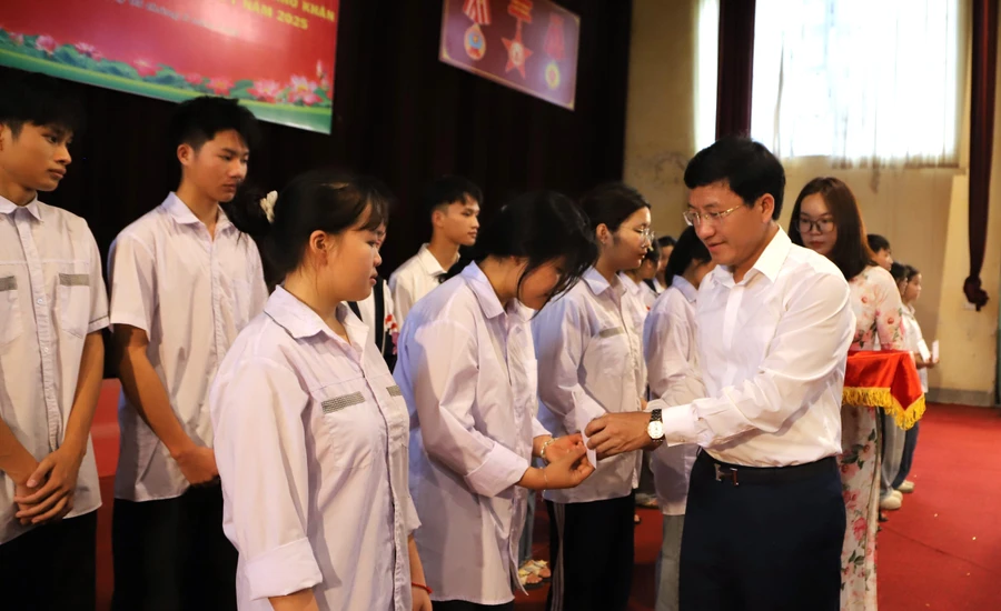 Ông Mùa A Vảng trao hỗ trợ cho học sinh có hoàn cảnh khó khăn của Trường PTDTNT tỉnh Điện Biên. 