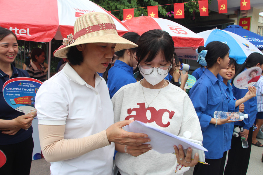 Giáo viên Trường THPT huyện Điện Biên cùng học sinh xem lại đề thi. img-4040.jpg