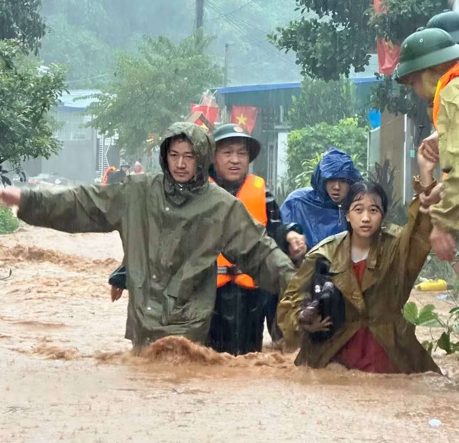 Cán bộ, chiến sĩ và lực lượng dân quân hỗ trợ người dân di tản. 