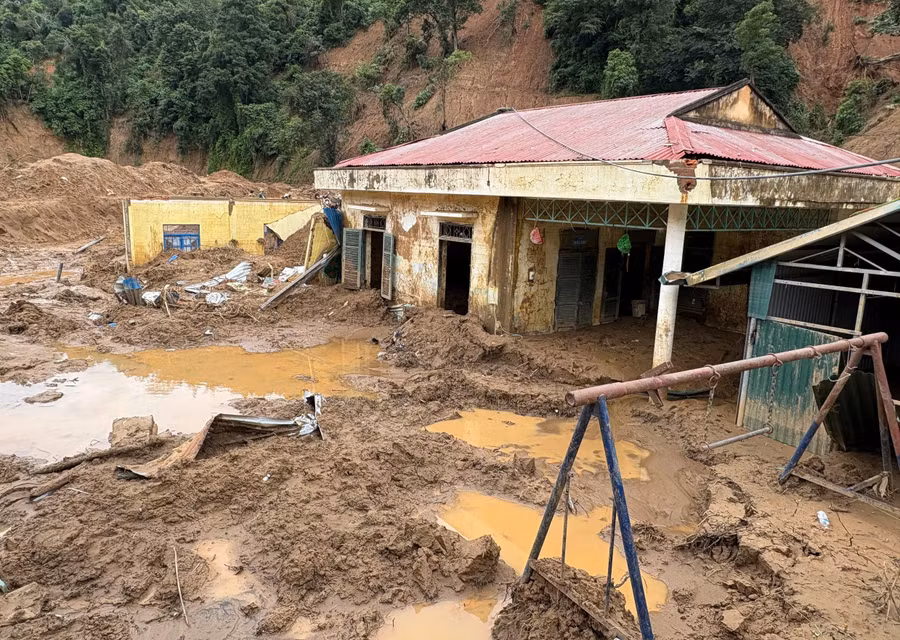 Trận mưa lũ cuối tháng 7, đầu tháng 8/2025, đã khiến nhiều trường học vùng cao tỉnh Điện Biên trở nên hoang tàn, đổ nát. Lớp học sập mái, đồ dùng bị cuốn trôi, 7 học sinh thiệt mạng… 