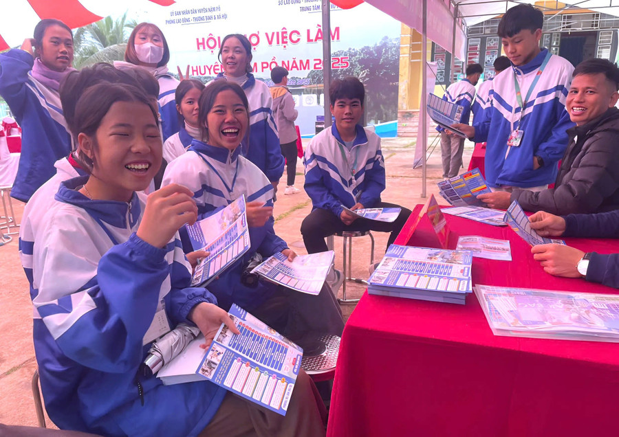 Học sinh trường THPT Chà Cang (Nậm Pồ, Điện Biên) hào hứng tham gia Hội chợ việc làm huyện Nậm Pồ 2025.