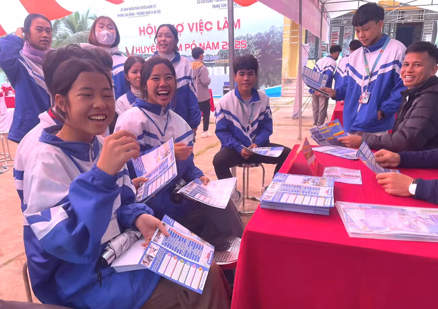 Học sinh trường THPT Chà Cang (Nậm Pồ, Điện Biên) hào hứng tham gia Hội chợ việc làm huyện Nậm Pồ 2025.