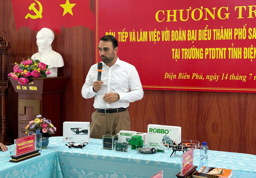 Ông Aleksey S. Pronichkin - chuyên viên Quản lý dự án của doanh nghiệp nhà nước thành phố Saint Petersburg giới thiệu bộ dụng cụ lập trình và robot"ROBBO". lien-bang-nga-1.jpg