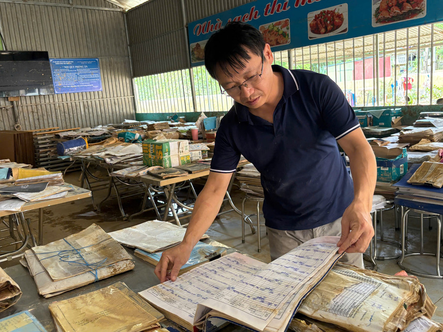 Nhiều sổ sách, giáo án và hồ sơ, bằng cấp của giáo viên bị ngâm nước, hư hỏng nặng. truong-hoc-dien-dien-8.jpg