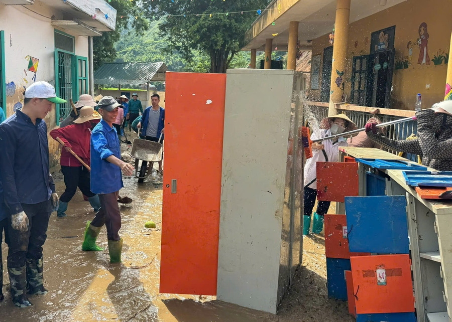 Các thầy cô vệ sinh những đồ dùng chưa bị hư hỏng hoàn toàn để tái sử dụng. truong-hoc-dien-dien-7.jpg