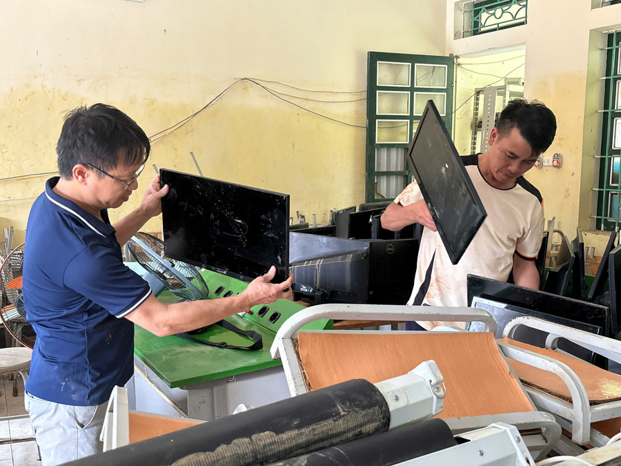 Ông Nguyễn Danh Hỷ, Hiệu trưởng Trường PTDTBT THCS Chiềng Sơ mong muốn nhận được sự chung tay của cộng đồng bằng những hỗ trợ thiết thực để thầy trò có thể bước vào năm học mới thuận lợi. truong-hoc-dien-dien-11.jpg