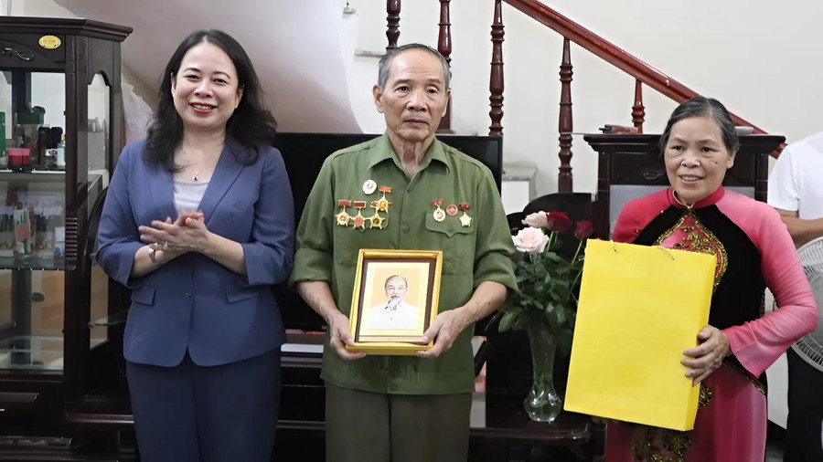Phó Chủ tịch nước Võ Thị Ánh Xuân đến thăm, tặng quà các gia đình người có công tại phường Điện Biên Phủ. pho-chu-tich-nuoc.jpg