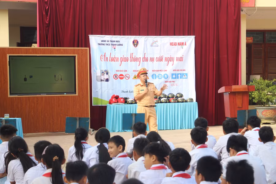 Cán bộ Đội CSGT đường bộ số 2 tuyên truyền an toàn giao thông tại chương trình.