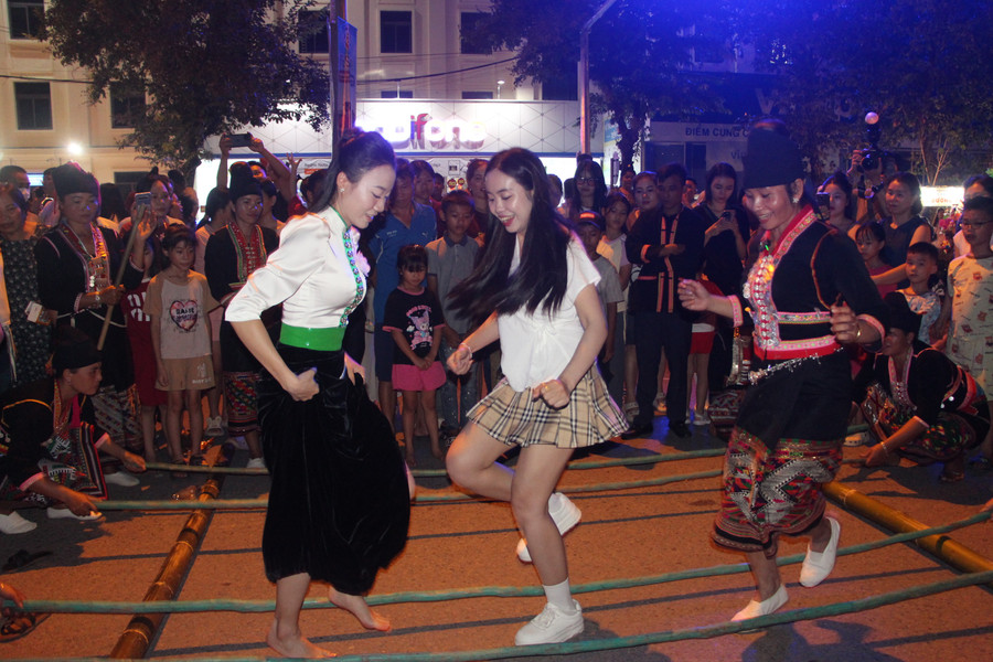 Không gian lễ hội trở thành sân khấu mở, nơi du khách được trải nghiệm nét đẹp văn hóa vùng cao. le-hoi-duong-pho-5.jpg