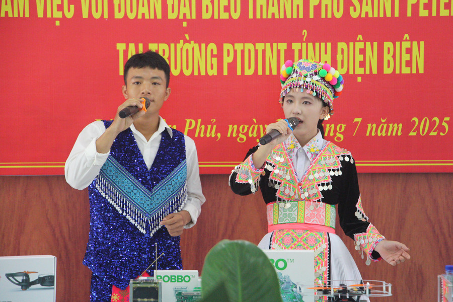 Học sinh Trường PTDTNT tỉnh Điện Biên biểu diễn văn nghệ tại chương trình gặp mặt đoàn Đại biểu TP. Saint Petersburg (Liên bang Nga). trai-he-nga-1-3433.jpg