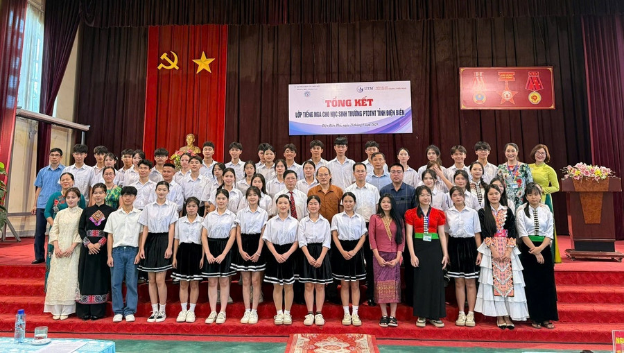 Đại biểu, thầy cô giáo và học sinh lớp Tiếng Nga chụp ảnh lưu niệm. trai-he-nga-1.jpg