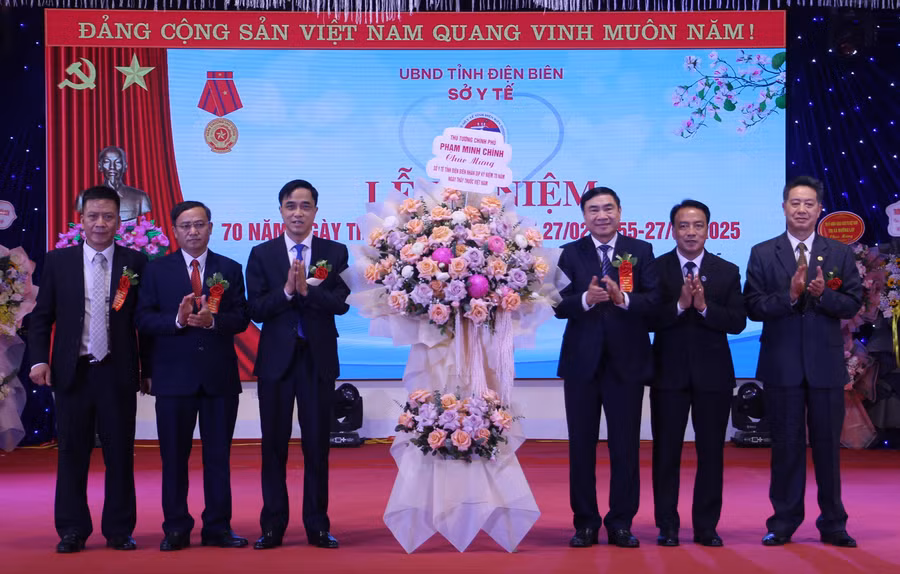 Thừa ủy quyền của Thủ tướng Chính phủ, Bí thư Tỉnh ủy Điện Biên Trần Quốc Cường tặng hoa cho ngành Y tế Điện Biên.