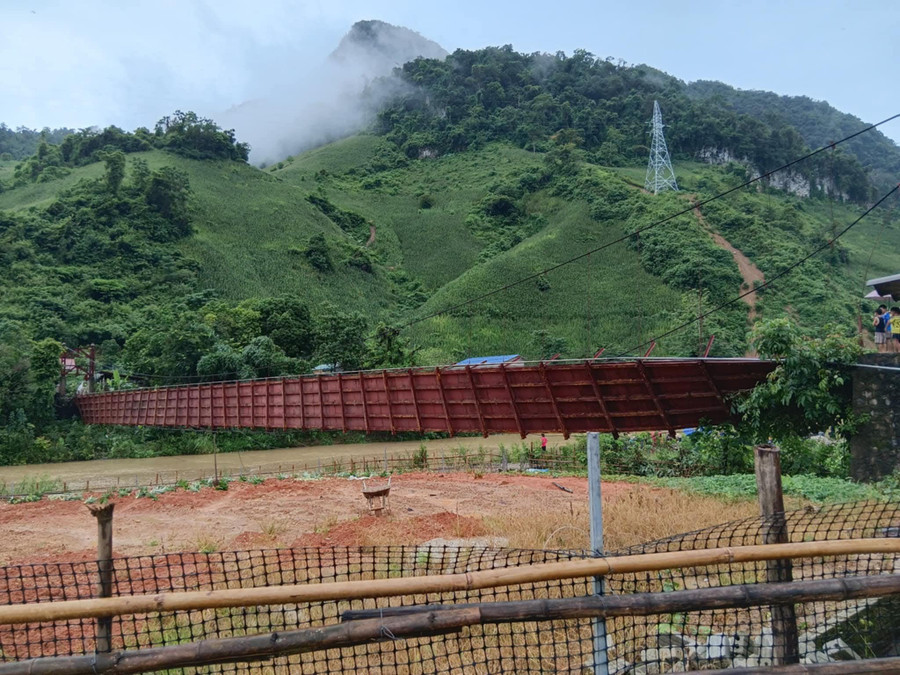 Cây cầu treo bị đứt cáp tại bản Pa Xa Lào, xã Thanh Yên (Điện Biên).