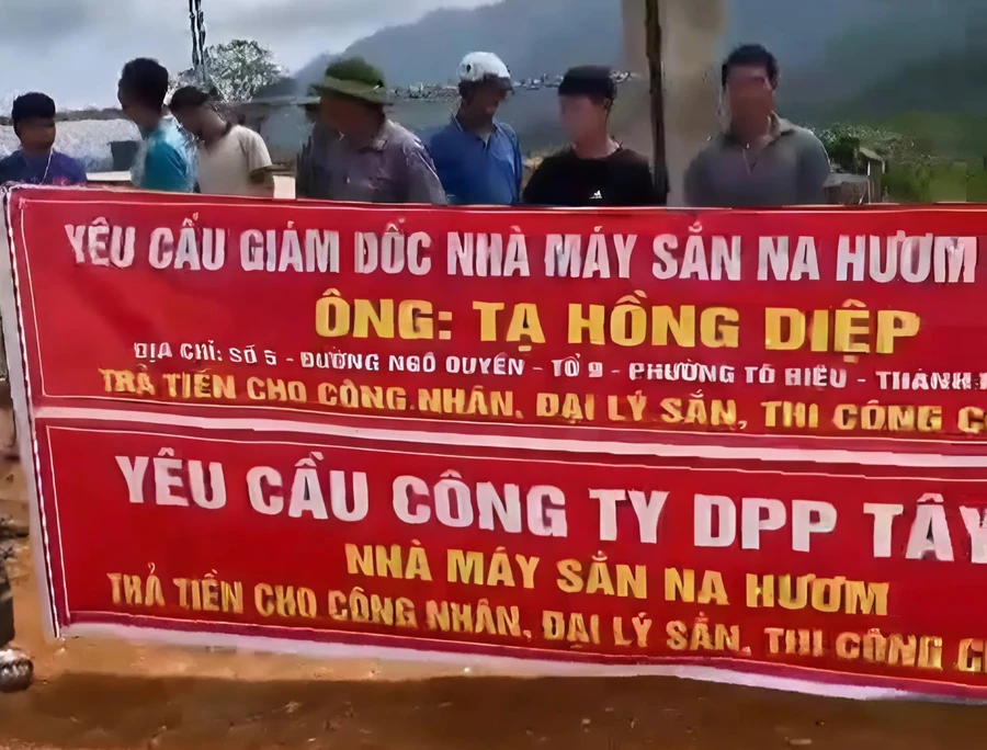 Công nhân, người lao động căng băng rôn yêu cầu Công ty TNHH DPP Tây Bắc thanh toán công nợ. 