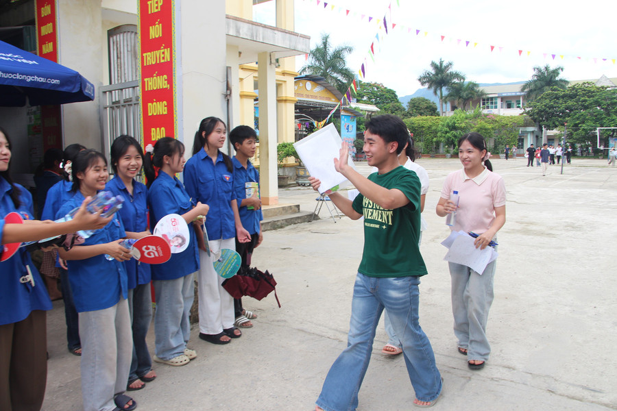 Nhiều thí sinh tươi cười rạng rỡ sau khi hoàn thành xong môn thi thứ hai. img-4022.jpg
