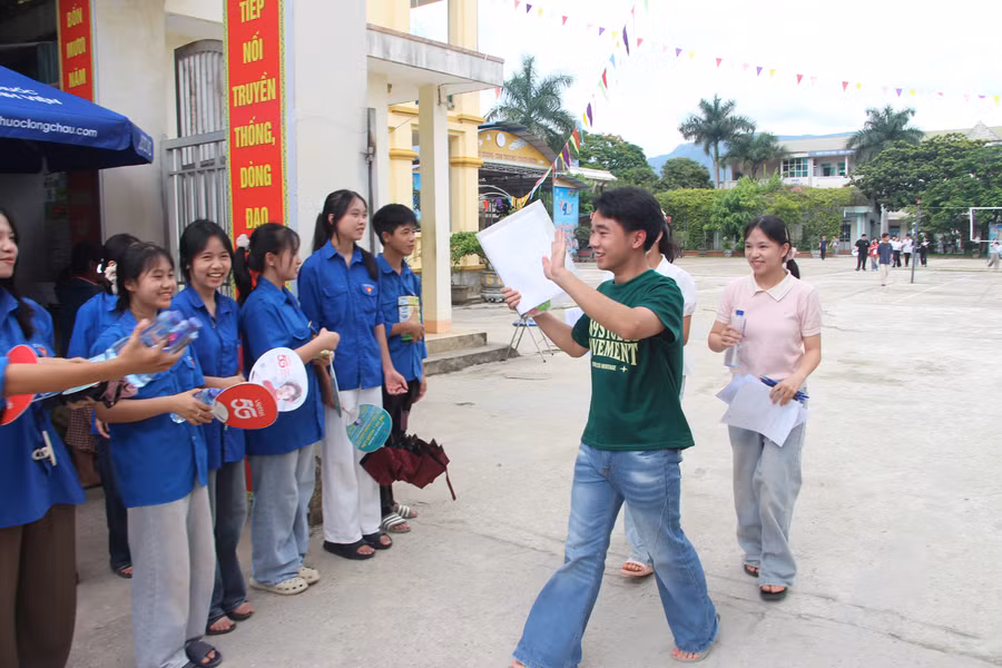 "Sĩ tử" Điện Biên phấn khởi sau khi hoàn thành bài thi.