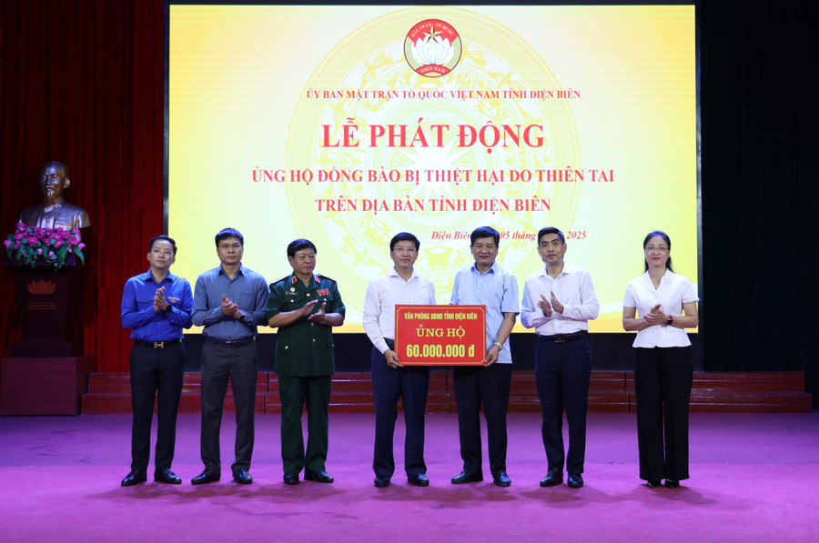 Ủy ban MTTQ Việt Nam tỉnh Điện Biên tiếp nhận tiền ủng hộ của Văn phòng UBND Tỉnh. ung-ho-1.jpg