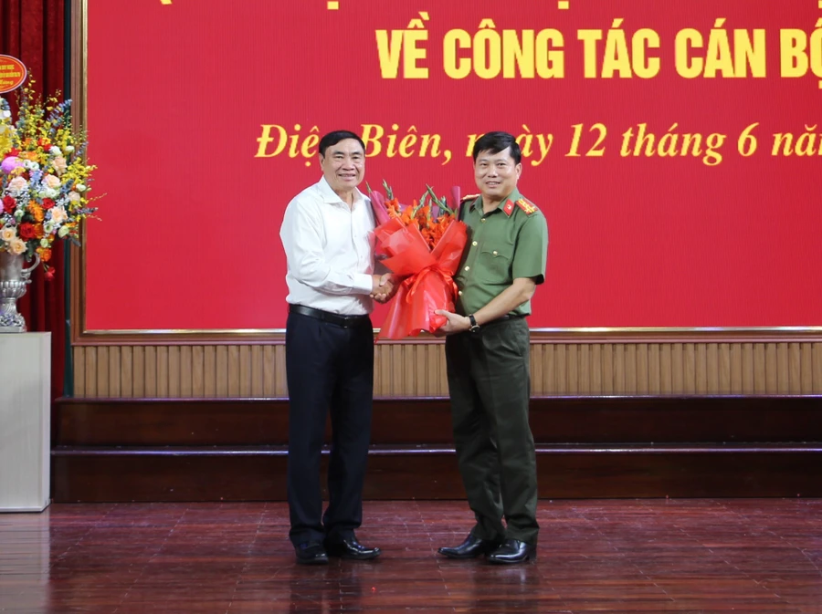 Ông Trần Quốc Cường - Bí thư Tỉnh ủy Điện Biên tặng hoa chúc mừng Đại tá Vũ Văn Đấu.