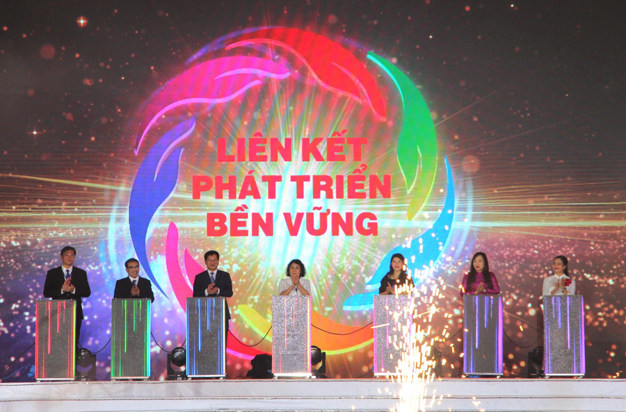 Các đại biểu thực hiện nghi thức khai mạc Festival Tinh hoa Tây Bắc 2025. festival-tinh-hoa-tay-bac-2025-2.jpg