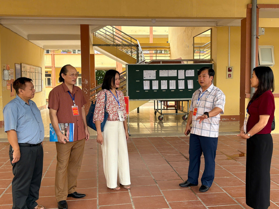 Đoàn công tác trao đổi với cán bộ làm công tác coi thi tại điểm thi Trường THPT Lương Thế Vinh. kiem-tra-5.jpg