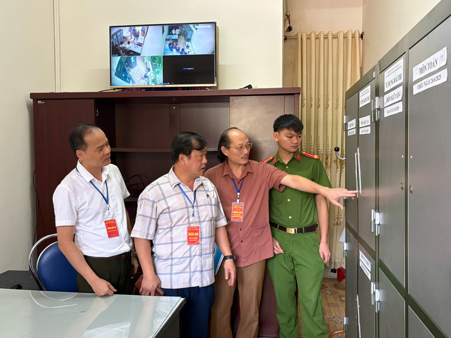 Ông Vừ A Bằng (thứ 2 bên trái) kiểm tra phòng bảo quản đề thi tại điểm thi Trường THPT thành phố Điện Biên Phủ.