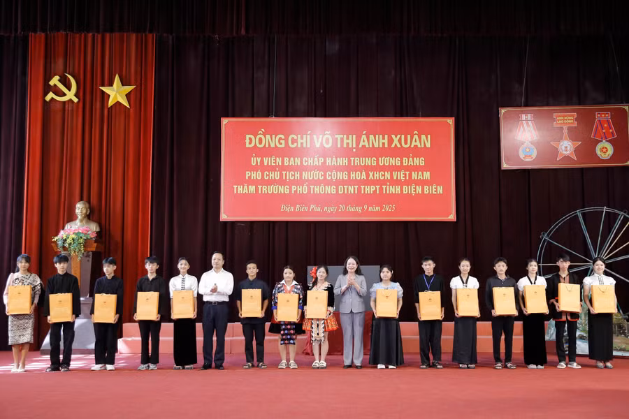 Phó Chủ tịch nước Võ Thị Ánh Xuân trao học bổng cho học sinh có hoàn cảnh khó khăn, nỗ lực vươn lên trong học tập.