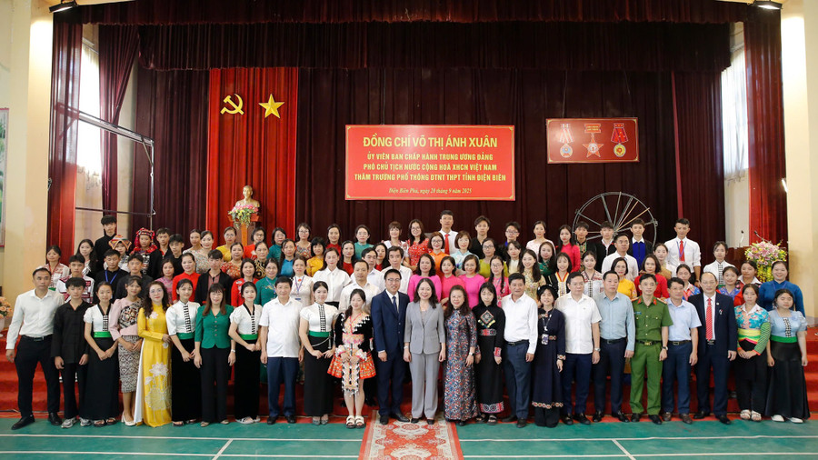 Phó Chủ tịch nước Võ Thị Ánh Xuân chụp ảnh lưu niệm cùng lãnh đạo tỉnh Điện Biên và thầy trò Trường Phổ thông Dân tộc nội trú THPT tỉnh Điện Biên. pho-thu-tuong-trao-qua-3.jpg