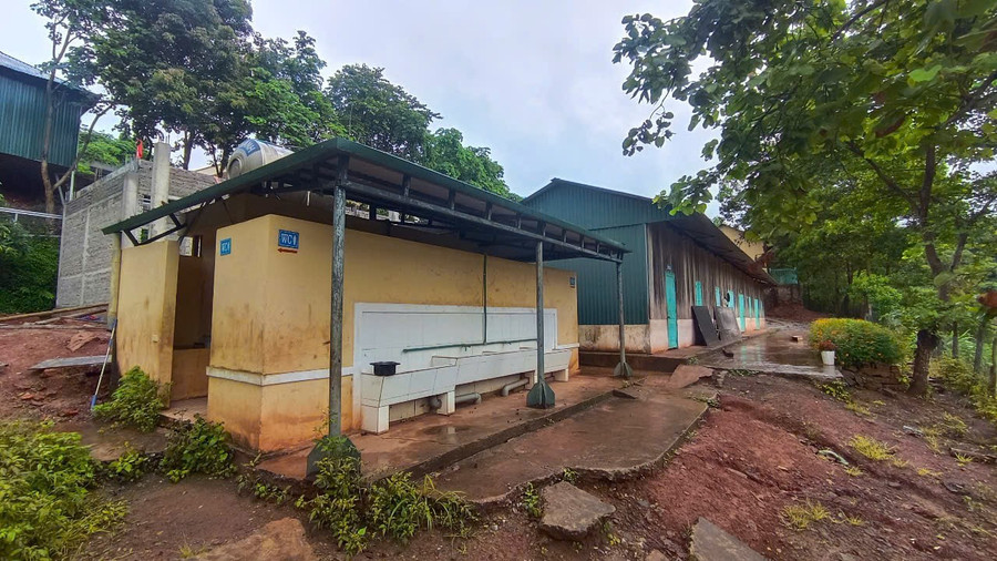 Nhà vệ sinh ẩm thấp, cũ kĩ. vang-dan-2.jpg