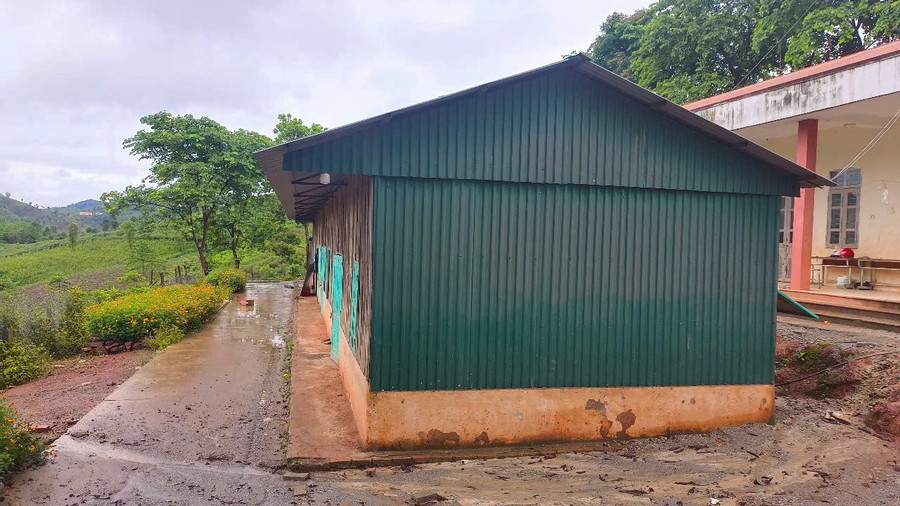"Ký túc xá" quây tôn tạm bợ. vang-dan-1.jpg