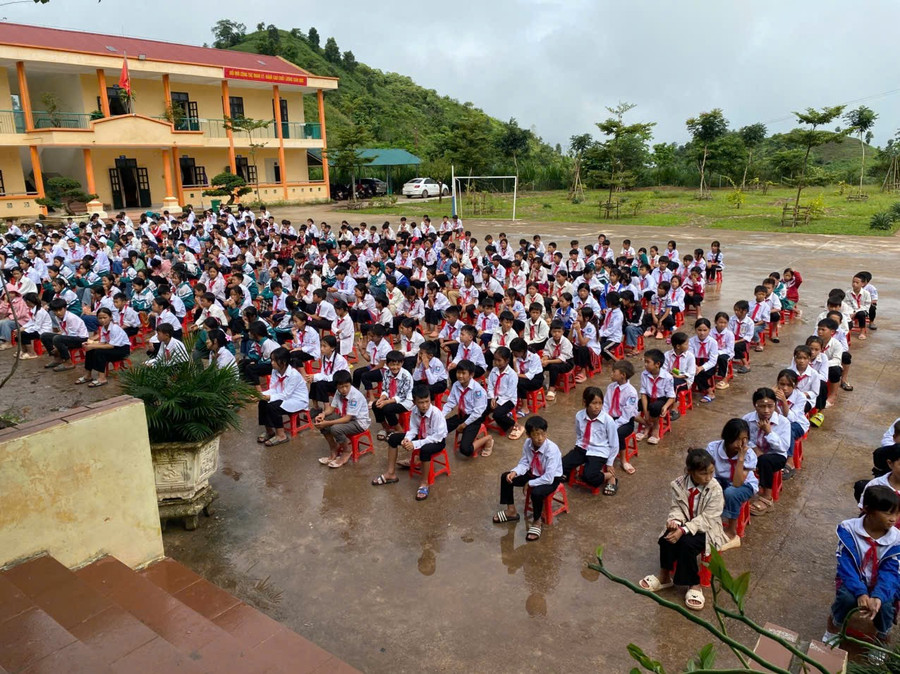 Thầy trò Trường PTDTBT TH-THCS Vàng Đán (Điện Biên) mong mỏi có một ngôi trường mới khang trang.