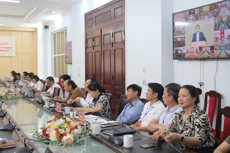 Đại diện các sở, ban, ngành liên quan đến công tác tổ chức kỳ thi tốt nghiệp THPT dự hội nghị tại điểm cầu Điện Biên. ky-thi-thpt-qg-2.jpg
