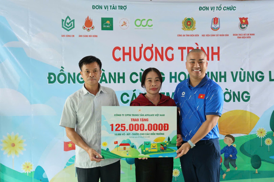 Đơn vị tài trợ trao biển tượng trưng tặng thiết bị học tập cho các điểm trường tại xã Xa Dung. gen-h-z6947006305821-60459333beb289fdd7f31fa1002aa158.jpg