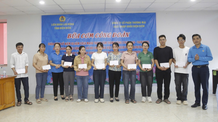 Các suất quà được trao tới tay đoàn viên, người lao động có hoàn cảnh khó khăn. z6850115404538-2493a211f81f2080bbee20844f9eaa1d.jpg