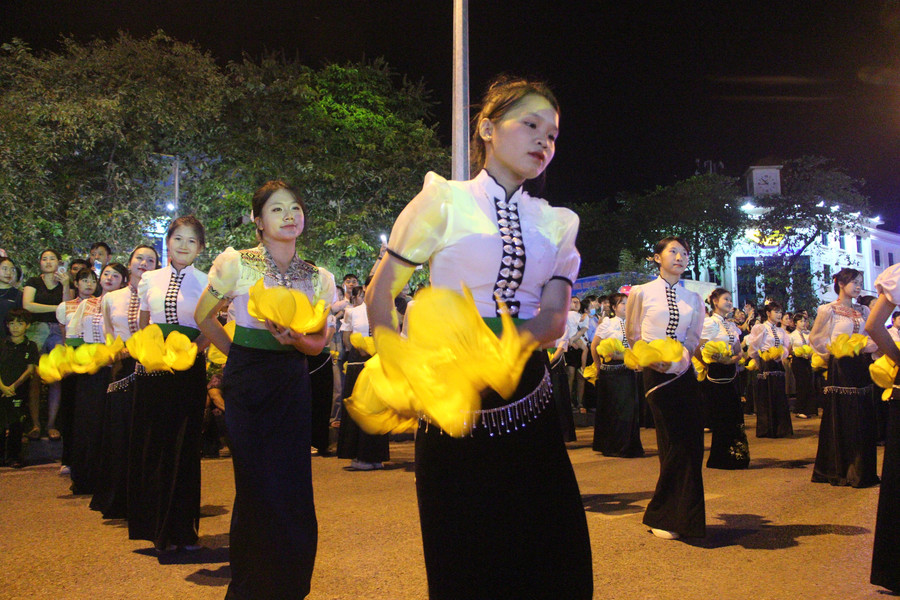 Các tiết mục nghệ thuật tại lễ hội được dàn dựng công phu. img-7015.jpg