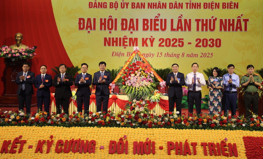 Ông Trần Quốc Cường - Bí thư Tỉnh ủy Điện Biên (thứ 5 tính từ bên phải) tặng hoa chúc mừng đại hội. 