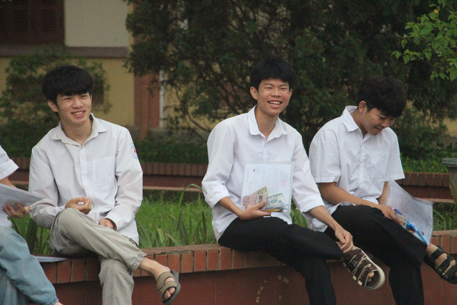 Thí sinh cười tươi trước khi thi môn đầu tiên. img-3830.jpg