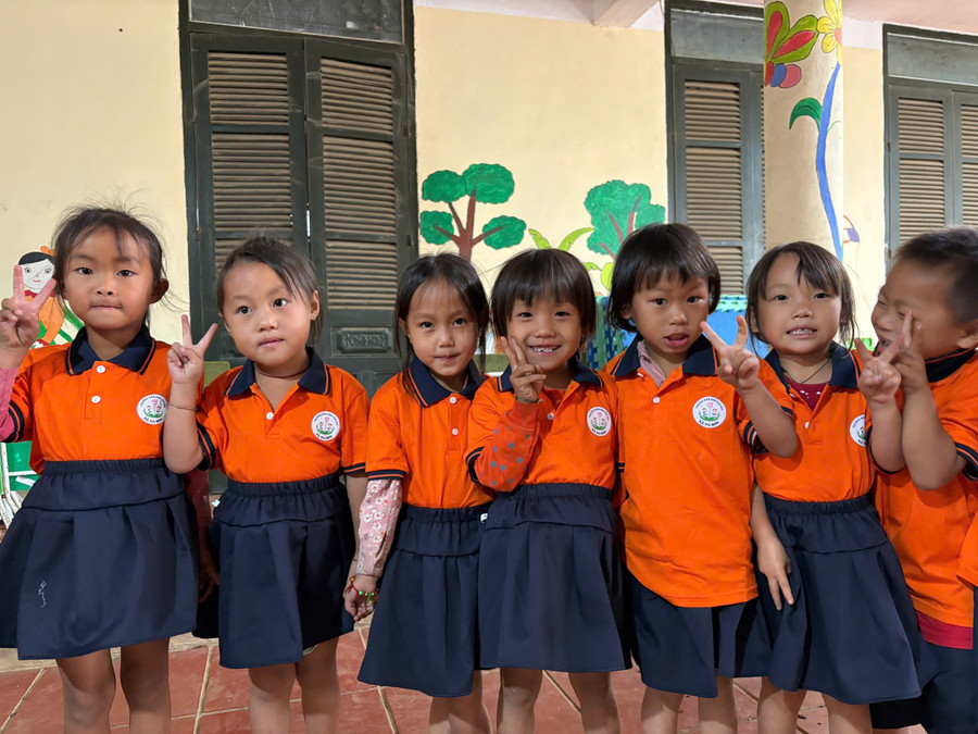 Học sinh Trường Mầm non Sao Mai phấn khởi khi nhận được áo đồng phục mới. tu-thien-2.jpg