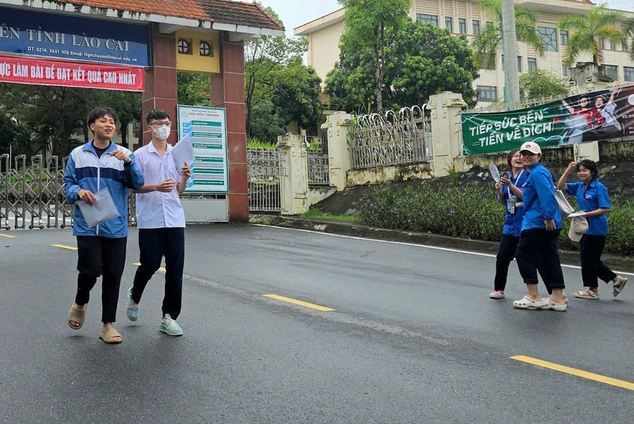 Hai thí sinh ra khỏi điểm thi đầu tiên, môn Ngữ văn tại điểm thi Trường THPT chuyên Lào Cai. z6743088615395-ad6f4c4311e0ed915a0293192e4d1e7e.jpg