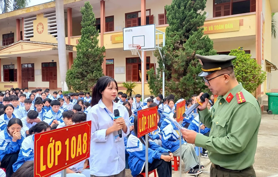Các em học sinh tích cực tham gia các hoạt động tương tác.