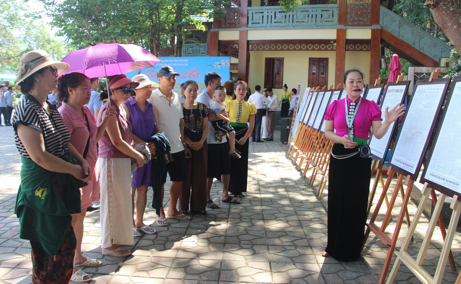Người dân và du khách Điện Biên tham quan triển lãm. 33-so-bao-qdnd-2.jpg