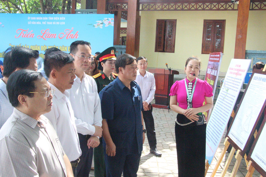 Các đại biểu tham quan và nghe giới thiệu về các tác phẩm được trưng bày tại triển lãm. 33-so-bao-qdnd-4.jpg