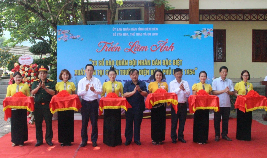 Các đại biểu thực hiện nghi thức cắt băng khai mạc triển lãm.