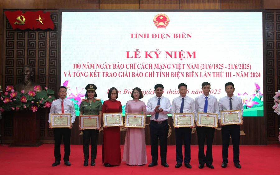 Nhà báo Nguyễn Minh Thịnh - Trưởng văn phòng đại diện khu vực Tây Bắc (bên trái, ngoài cùng) nhận Bằng khen tập thể có thành tích xuất sắc trong công tác tuyên truyền và tổ chức các hoạt động chào mừng kỷ niệm 100 năm Ngày Báo chí Cách mạng Việt Nam của UBND tỉnh Điện Biên.