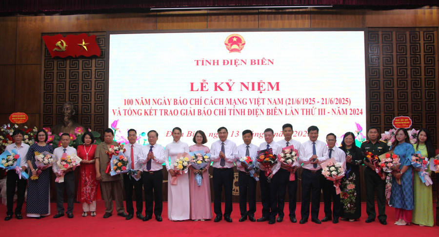 Thường trực Tỉnh ủy Điện Biên tặng hoa chúc mừng đại diện các quan thông tấn báo chí trên địa bàn. 100-nam-bao-chi-2.jpg