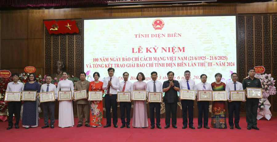 14 cá nhân nhận Bằng khen của UBND tỉnh Điện Biên. 100-nam-bao-chi-1.jpg