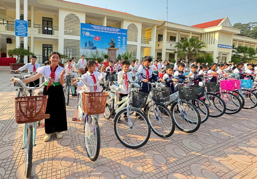 Học sinh nghèo vùng cao Điện Biên hào hứng, phấn khởi bên món quà ý nghĩa.